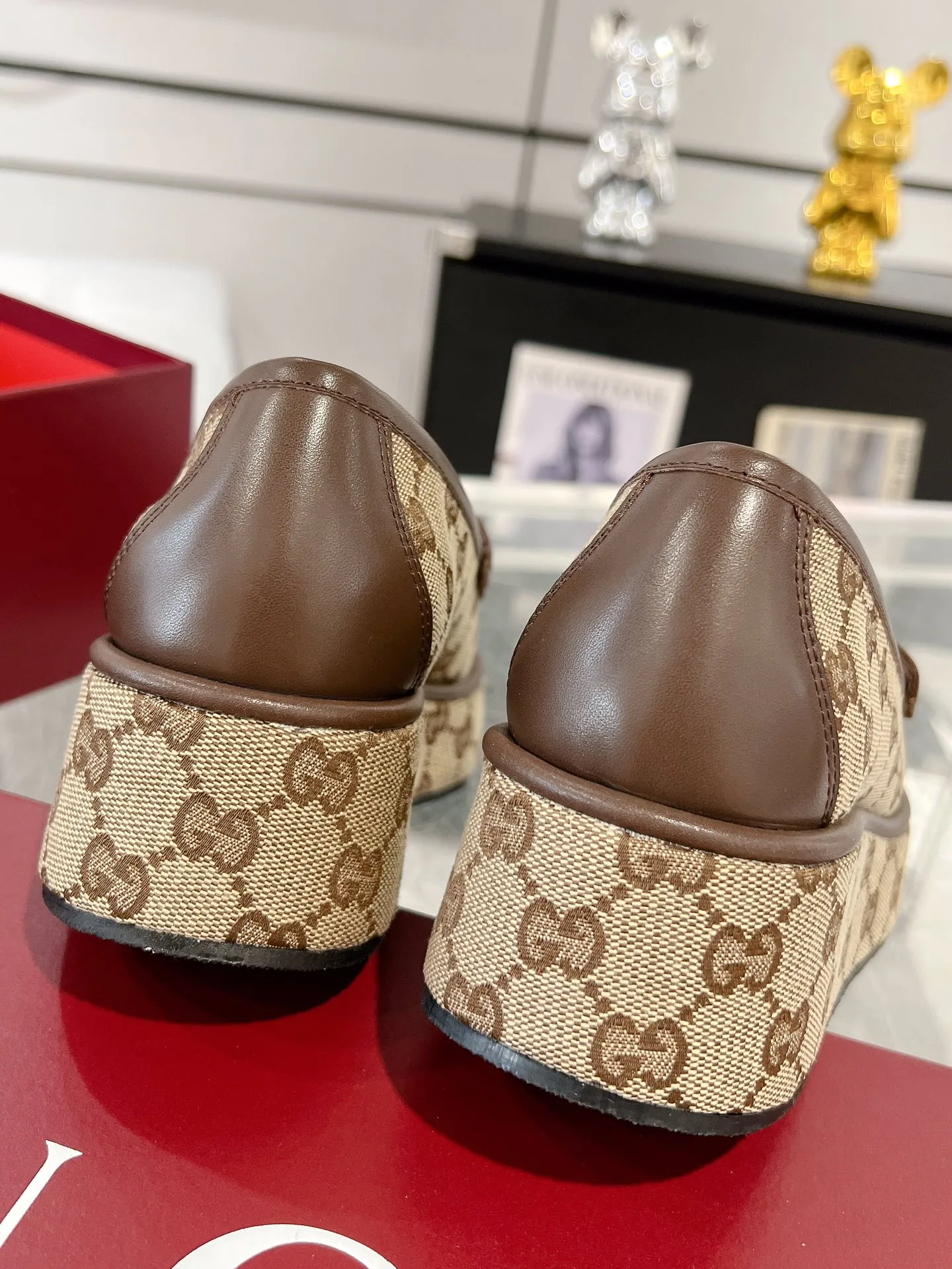 👟👟Ex-factory price 640👟👟 Leather surface 💰Gucci’s latest women’s horsebit wedge loafers ❗️❗️ Original purchase, development and production. The brand’s classic elements inject timeless style into this exquisite horsebit loafer. Glossy leather is paired with light gold-tone hardware. Wedge detailing adds a personal touch to a classic style. Original customized cowhide. Original customized soft sheepskin lining. Original molded leather with rubber outsole. Bottom thickness: 2.5CM in the front and 5cm in the back. Number of yards: 35-41 (custom-made 40 and 41 are non-refundable)